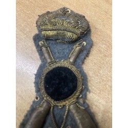 Fregio da copricapo su fondo grigioverde Ufficiale Fanteria M34