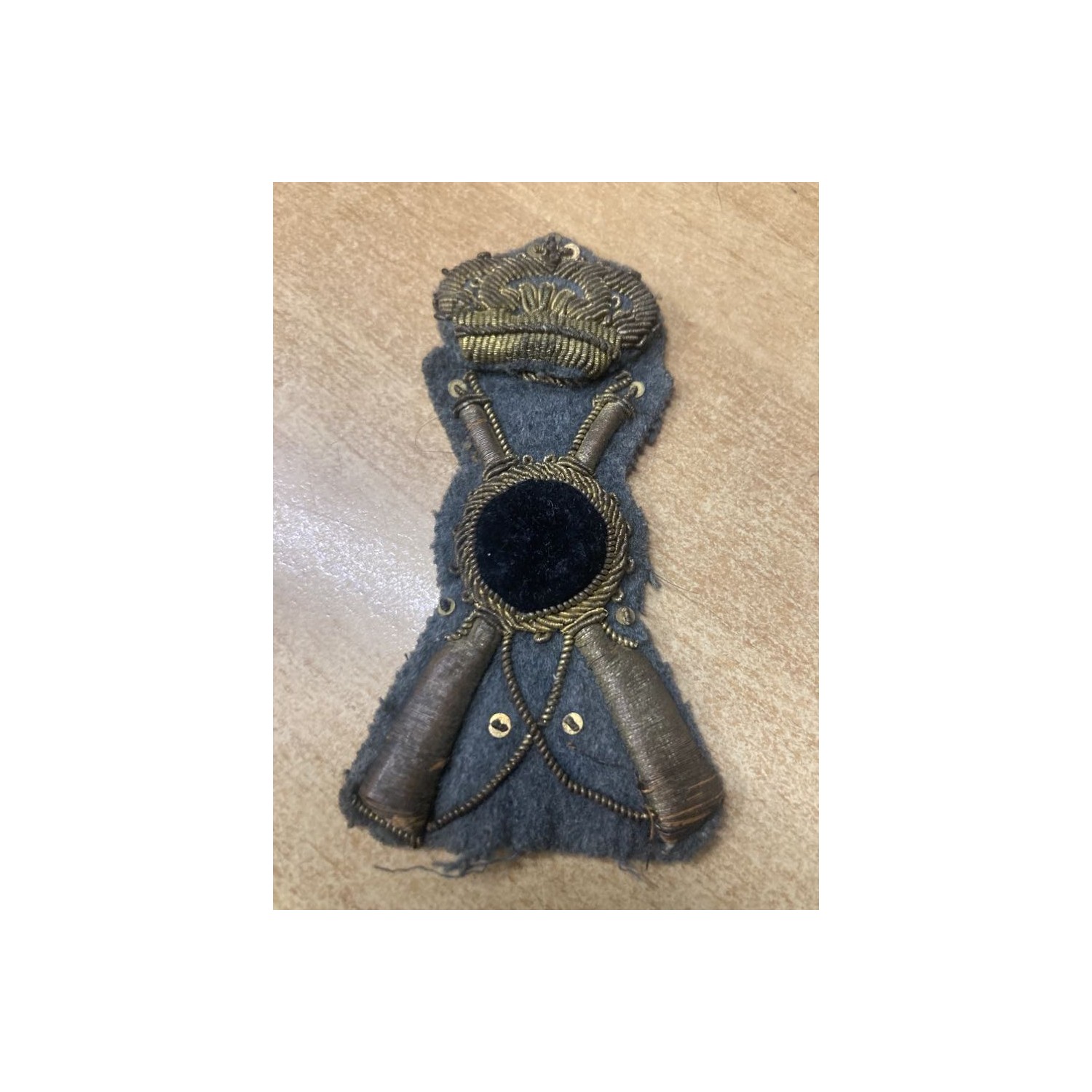 Fregio da copricapo su fondo grigioverde Ufficiale Fanteria M34