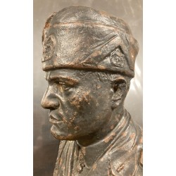 Büste des Duce Benito Mussolini, aus Eisen gegossen, mit Patina der Zeit