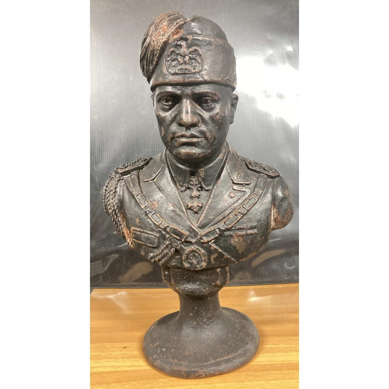 Büste des Duce Benito Mussolini, aus Eisen gegossen, mit Patina der Zeit