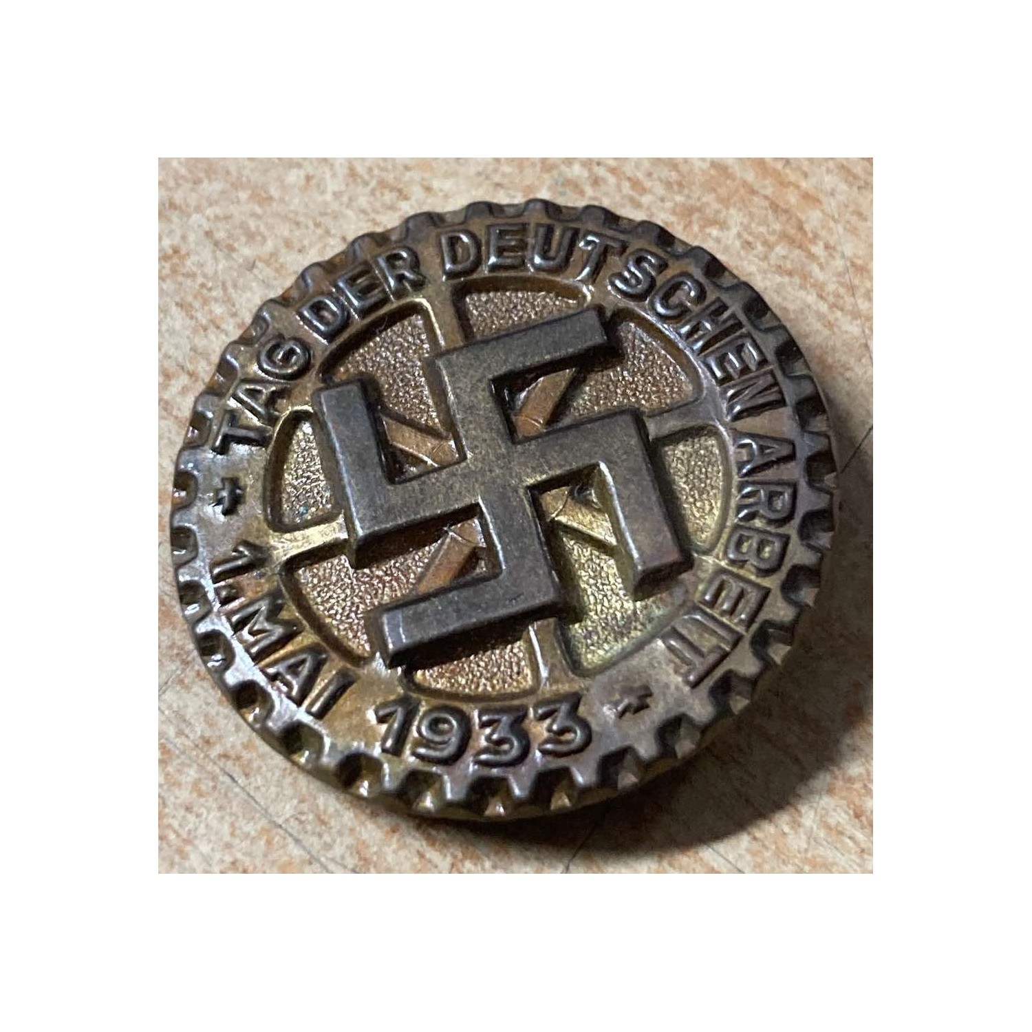 Tinnie Tag der Arbeit Labor Day 1 May 1933, in printed sheet metal, unfortunately the rear pin is missing