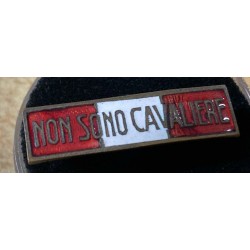 Propaganda badge "I'm Not a Knight" from the 1920s/30s