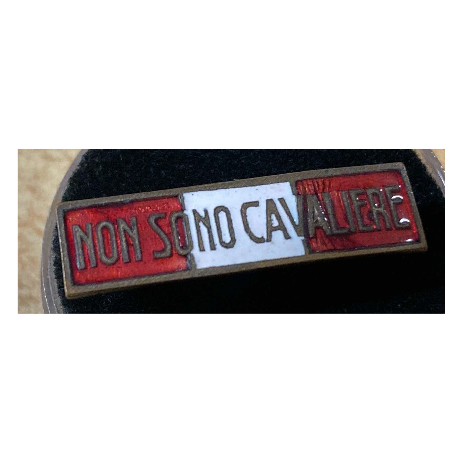 Propaganda badge "I'm Not a Knight" from the 1920s/30s
