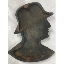 Profilo di soldato tedesco con elmo anni 30/40 in ghisa