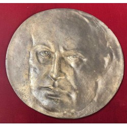 Bronzetafel mit dem Profil von Duce Benito Mussolini