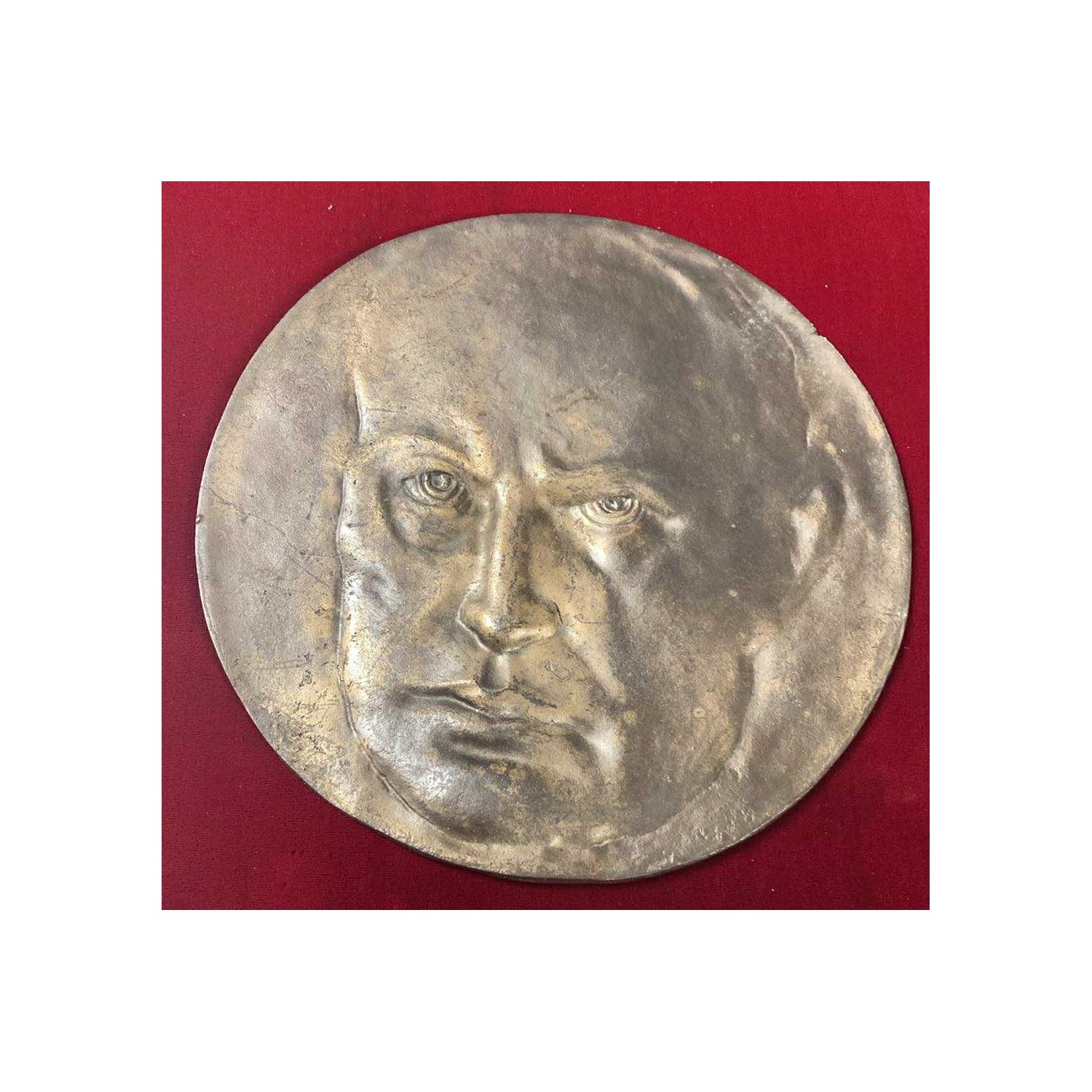 Bronzetafel mit dem Profil von Duce Benito Mussolini