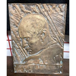 Faschistische Propagandatafel aus Bronze mit dem Profil des Duce und dem Motto „Wem gehört Italien? Uns!“