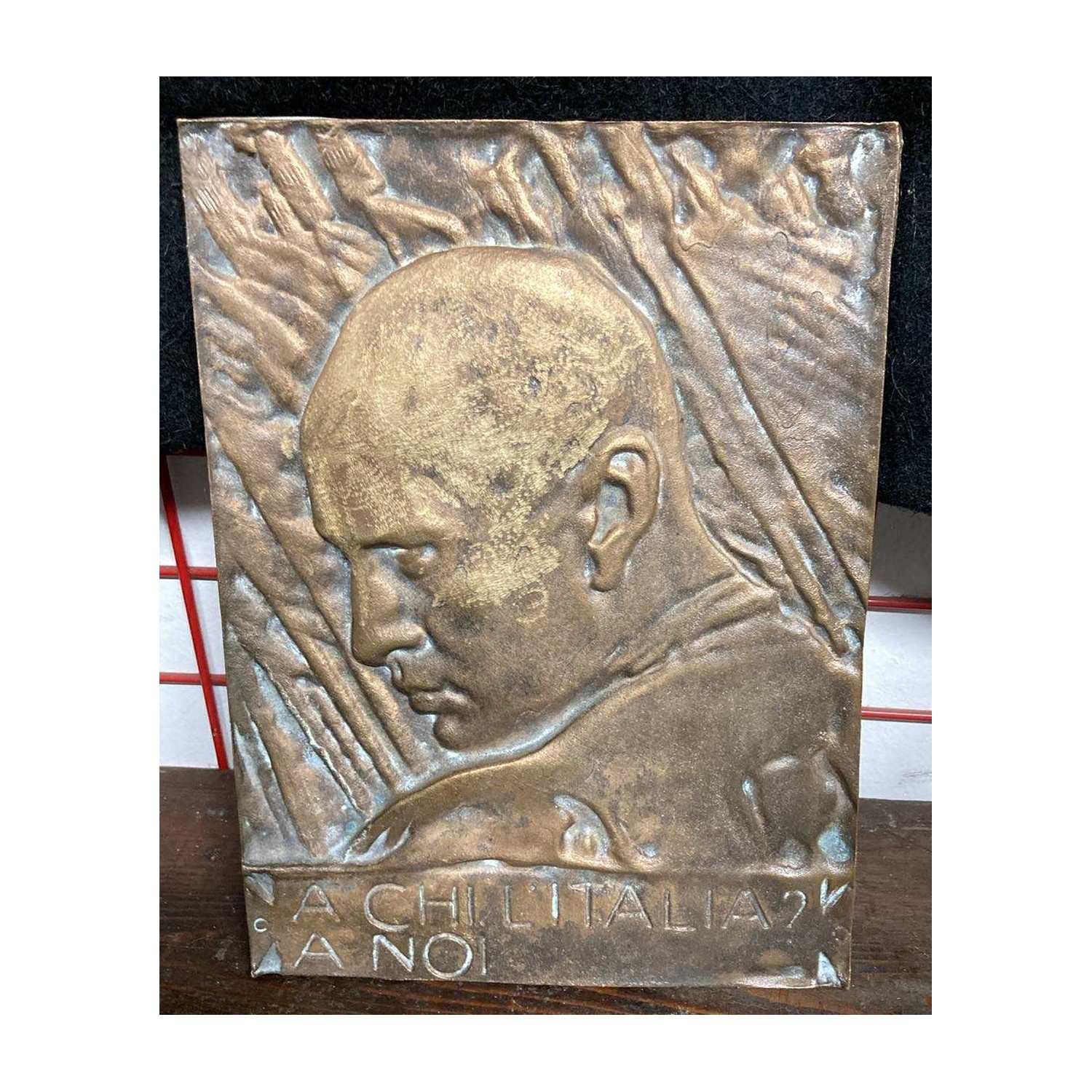 Faschistische Propagandatafel aus Bronze mit dem Profil des Duce und dem Motto „Wem gehört Italien? Uns!“
