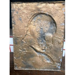 Faschistische Propagandatafel aus Bronze mit dem Profil des Duce und dem Motto „Wem gehört Italien? Uns!“