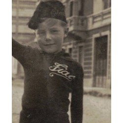 Foto ritratto di un Balilla in tenuta sportiva "FIAT"