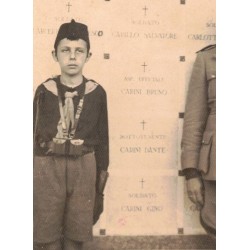 Foto di un Balilla che monta la guardia al Sacrario dei caduti