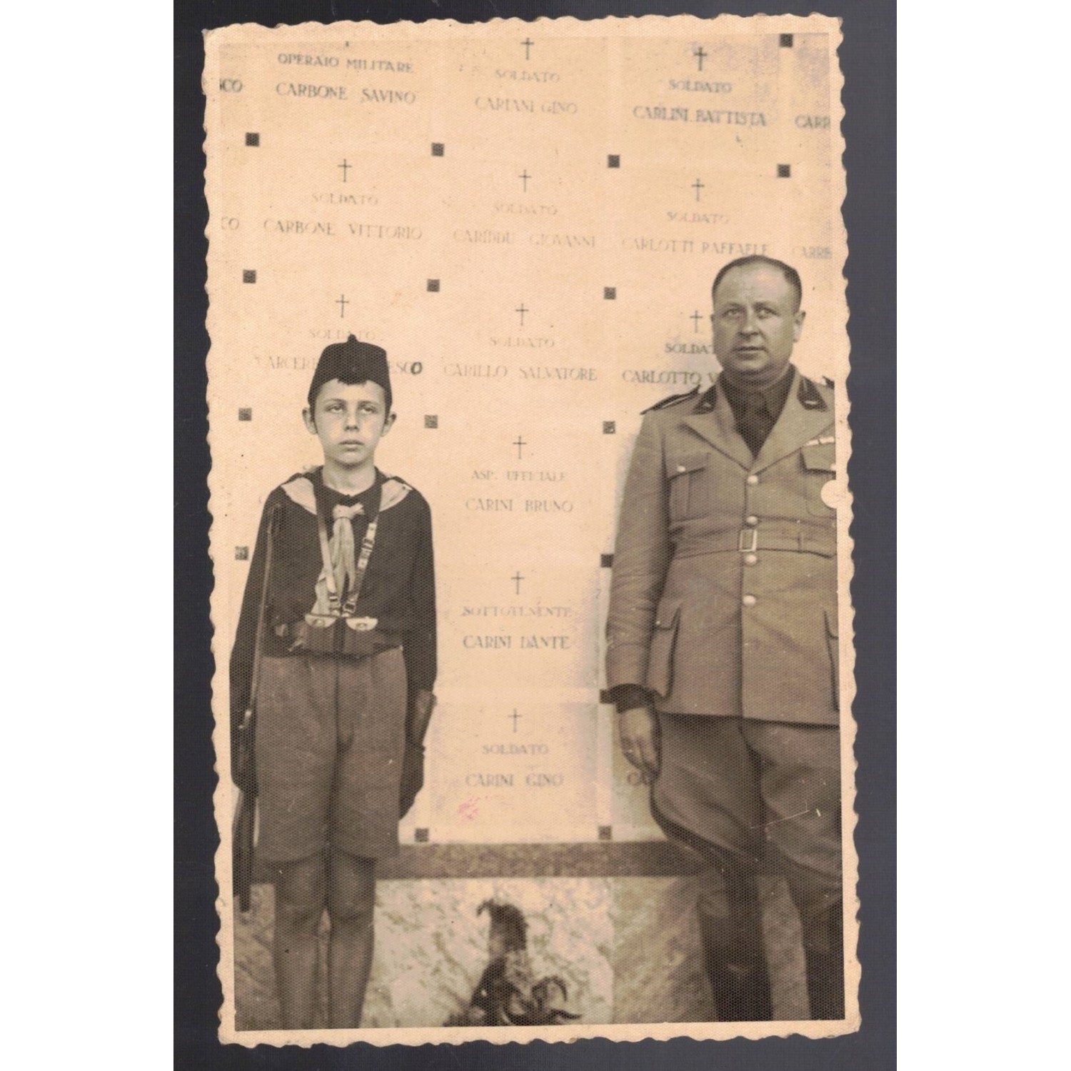 Photo of a Balilla standing guard at the War Memorial, the photo measures 13.5x8.5 cm