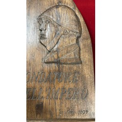 scultura in legno raffigurante il Duce Benito Mussolini