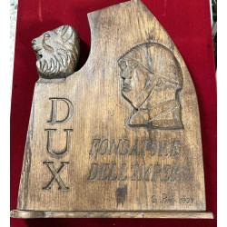 Holzskulptur, die Duce Benito Mussolini darstellt