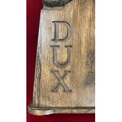 Holzskulptur, die Duce Benito Mussolini darstellt