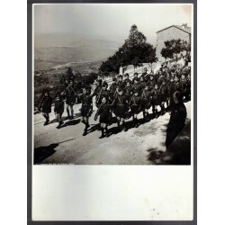 Foto rarissima  gruppo di Balilla del Partito Fascista Sannmarinese in marcia con labari e gagliardetti