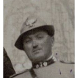 Foto di grande formato con Ufficiale MVSN e civili