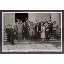 Foto di grande formato con Ufficiale MVSN e civili