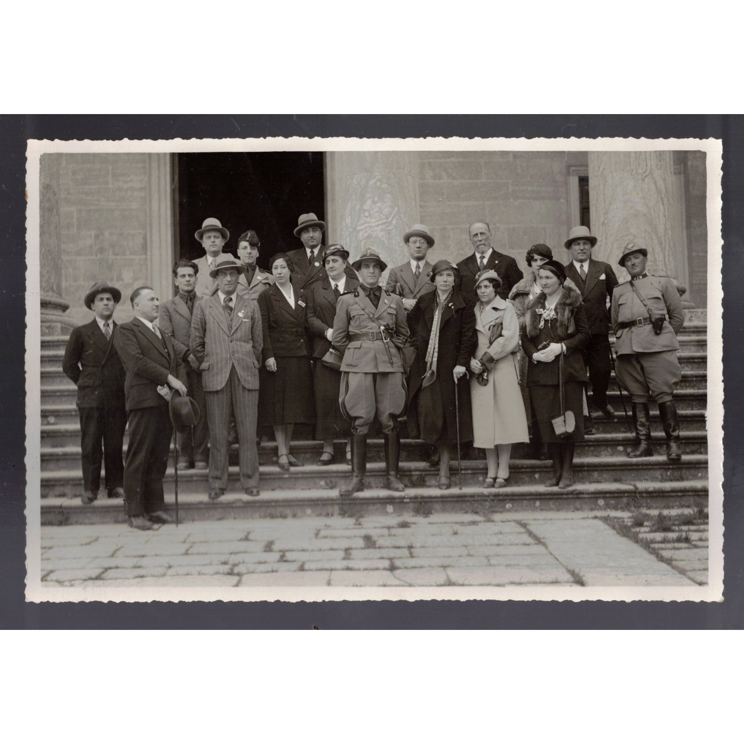 Foto di grande formato con Ufficiale MVSN e civili