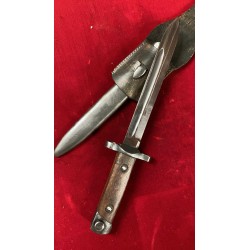 Carcano Mod.38 short fixed bayonet, III° model, complete with leather strap, excellent condition, 100% browned