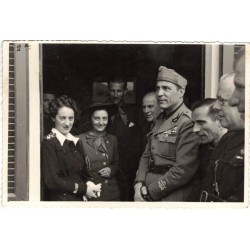 Photo group of Nizzarda Action Groups visiting a war memorial