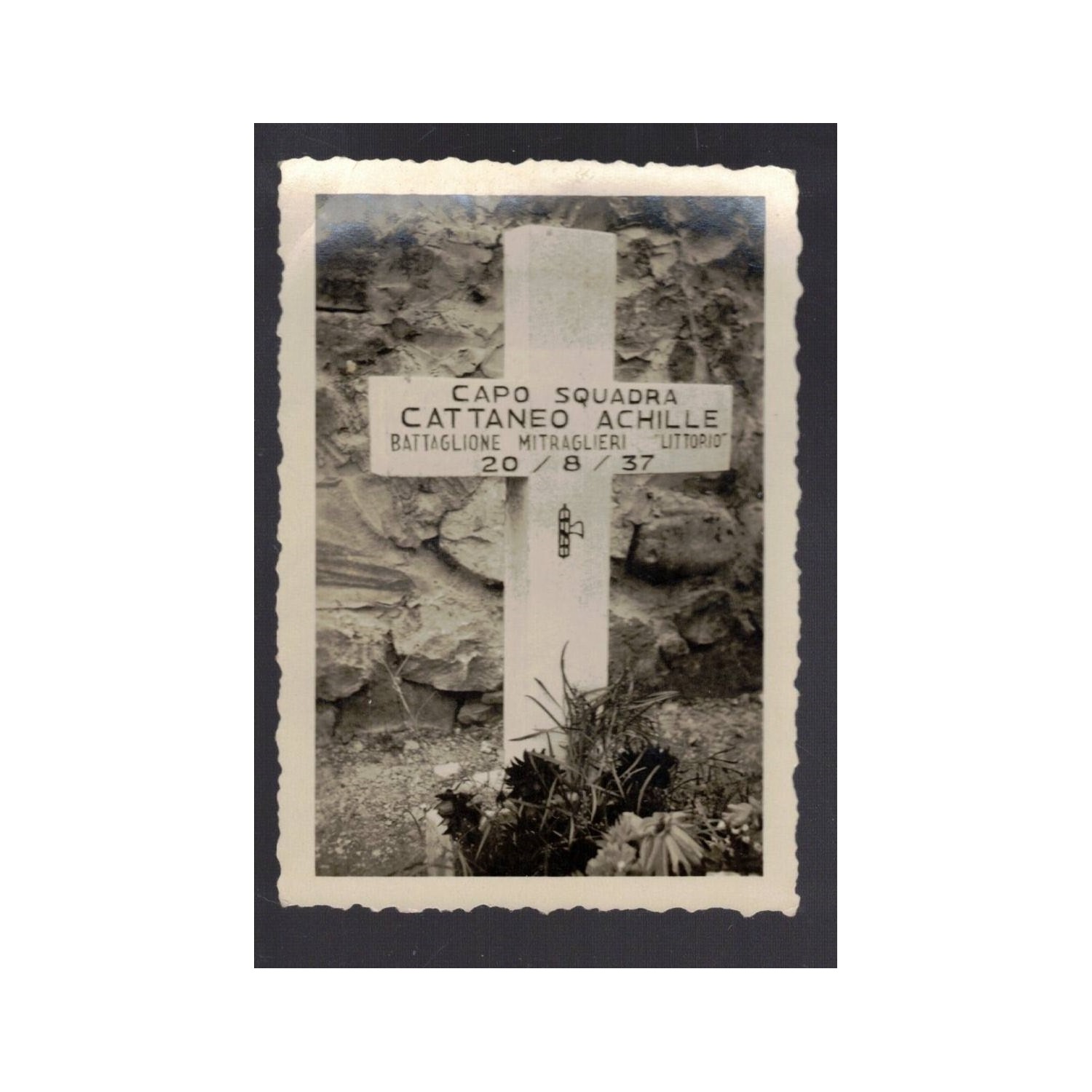 Photo of the grave of a fallen soldier in the Spanish Civil War, 1937