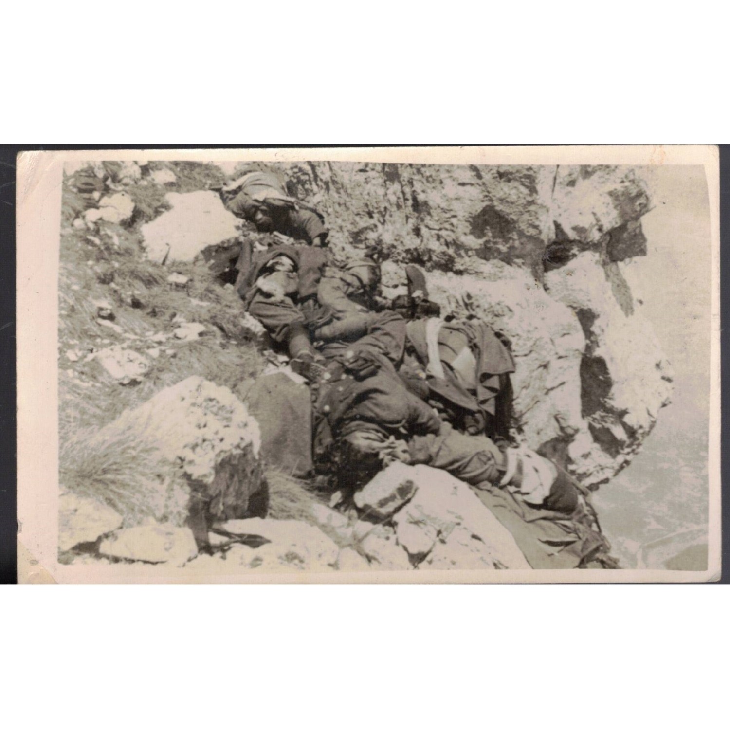 Foto di soldati italiani del Regio Esercito caduti in combattimento Fronte Greco Albanese