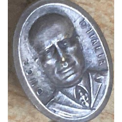 Fascist propaganda badge featuring the Duce