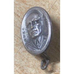 Fascist propaganda badge featuring the Duce