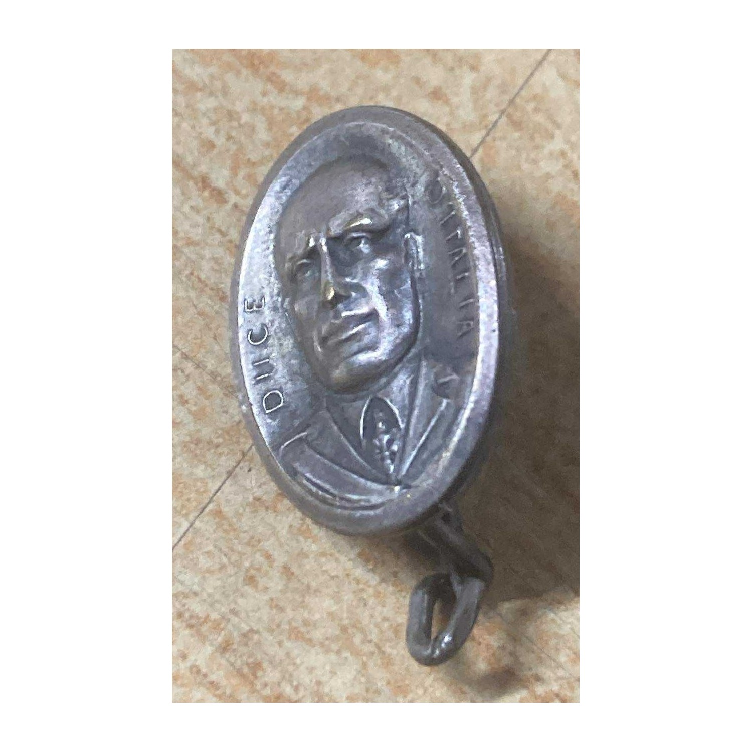 Fascist propaganda badge featuring the Duce
