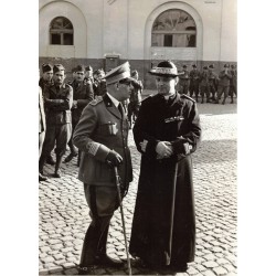 Foto eines Bischofs, eines Militärgeistlichen und eines Oberst des Verpflegungsamtes