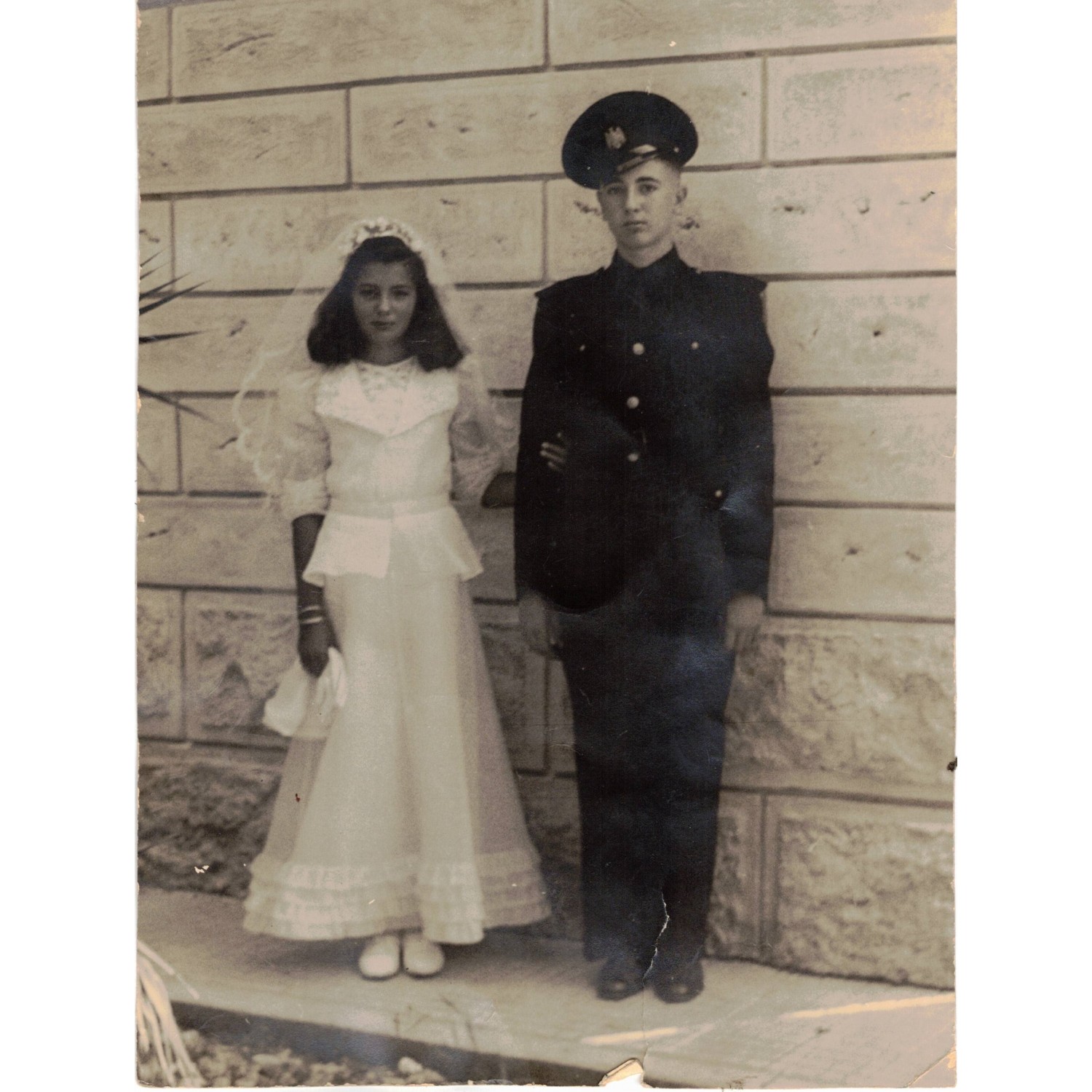 Erstkommunionfoto mit dem Bruder in der Uniform der Gil-Akademiker