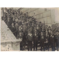 Foto einer Zusammenkunft ehemaliger Garibaldianer und Kriegsfreiwilliger mit Veteranen der Schlachten ihrer Heimat