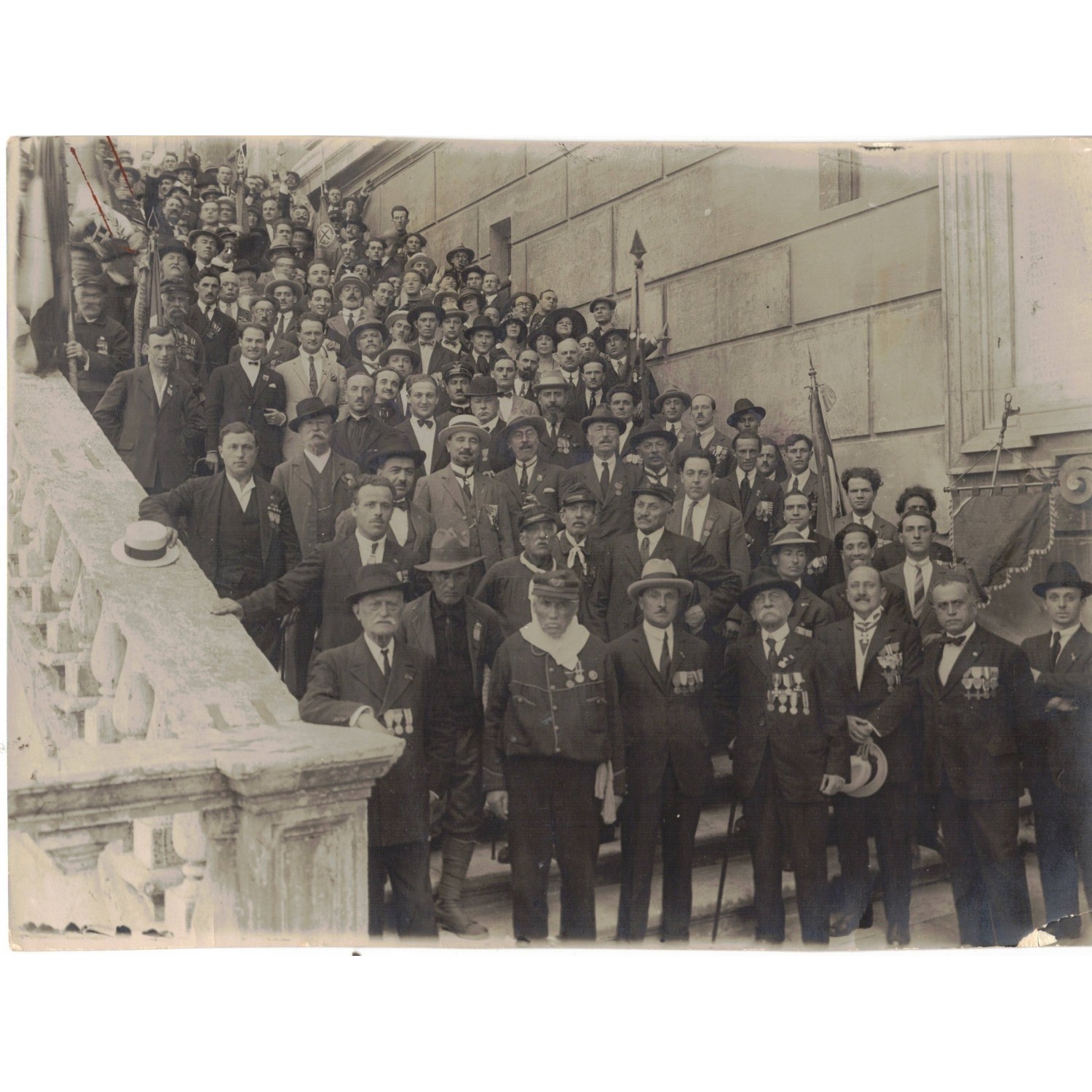 Foto einer Zusammenkunft ehemaliger Garibaldianer und Kriegsfreiwilliger mit Veteranen der Schlachten ihrer Heimat