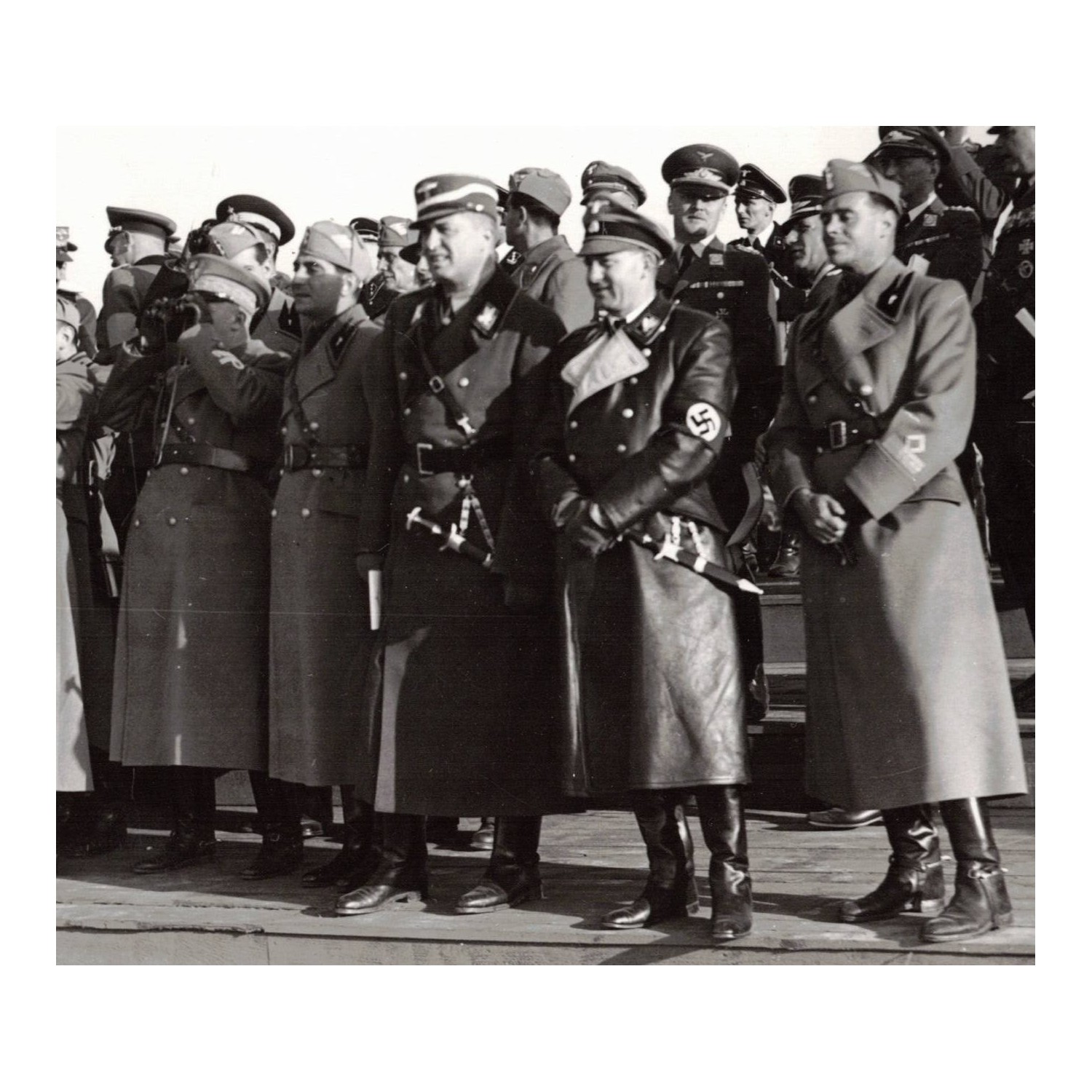 Istituto LUCE photo of a meeting between Italian and German officers