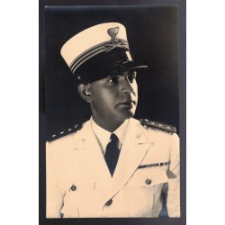 Schönes Foto eines Artillerieoffiziers in tropischer Uniform der 1920er Jahre, mit weißer Schlauchmütze