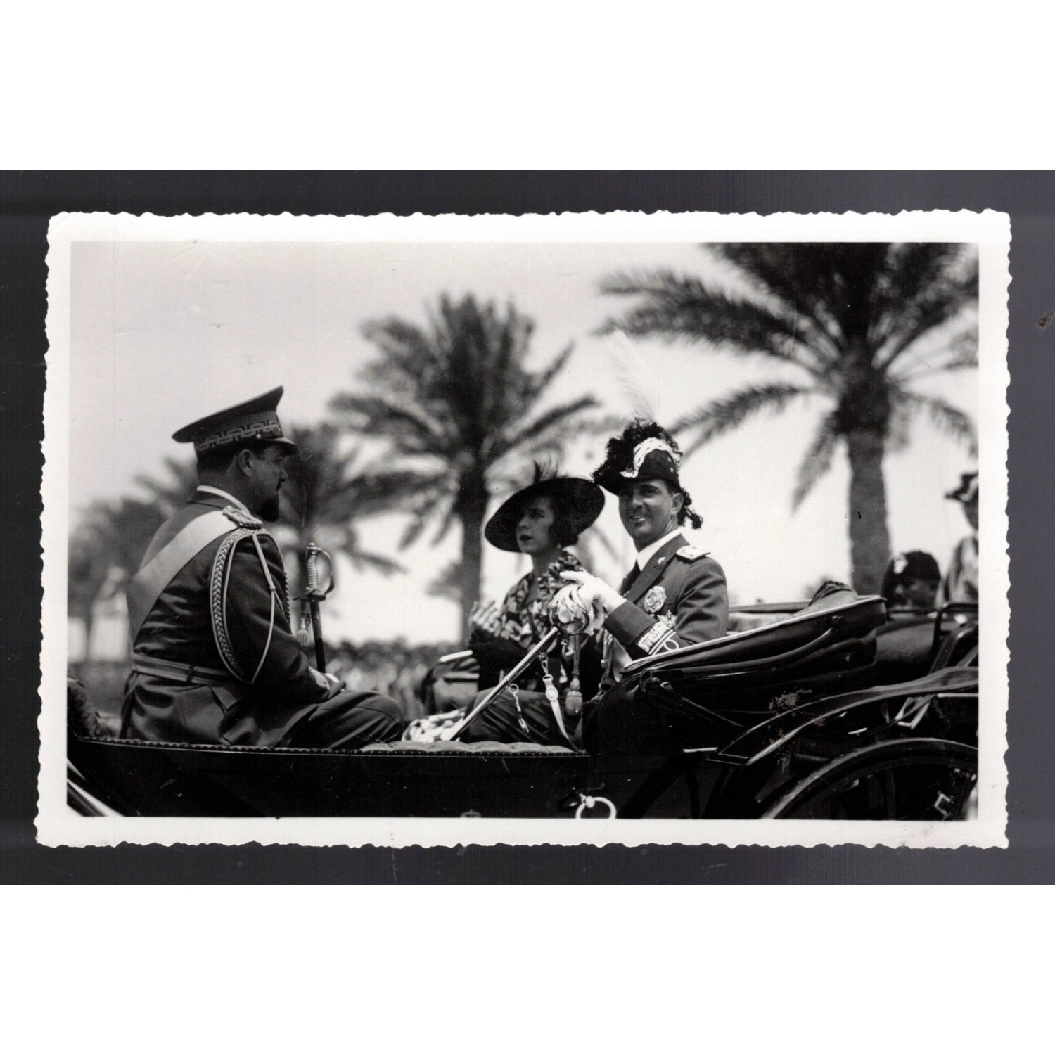 Beeindruckendes Schwarz-Weiß-Foto von Italo Balbo mit Umberto II. und seiner Frau in Libyen.