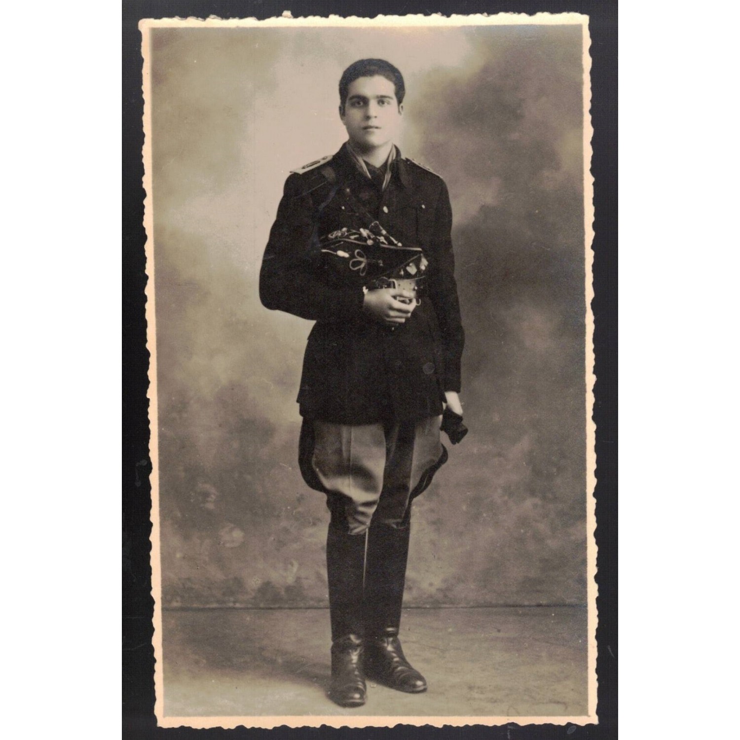 Fotoritratto formato cartolina di un giovane dei GUF Gruppi Universitari Fascisti