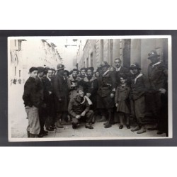 Wunderschönes Souvenirfoto im Postkartenformat, das eine Gruppe Soldaten auf dem Weg nach Afrika zeigt