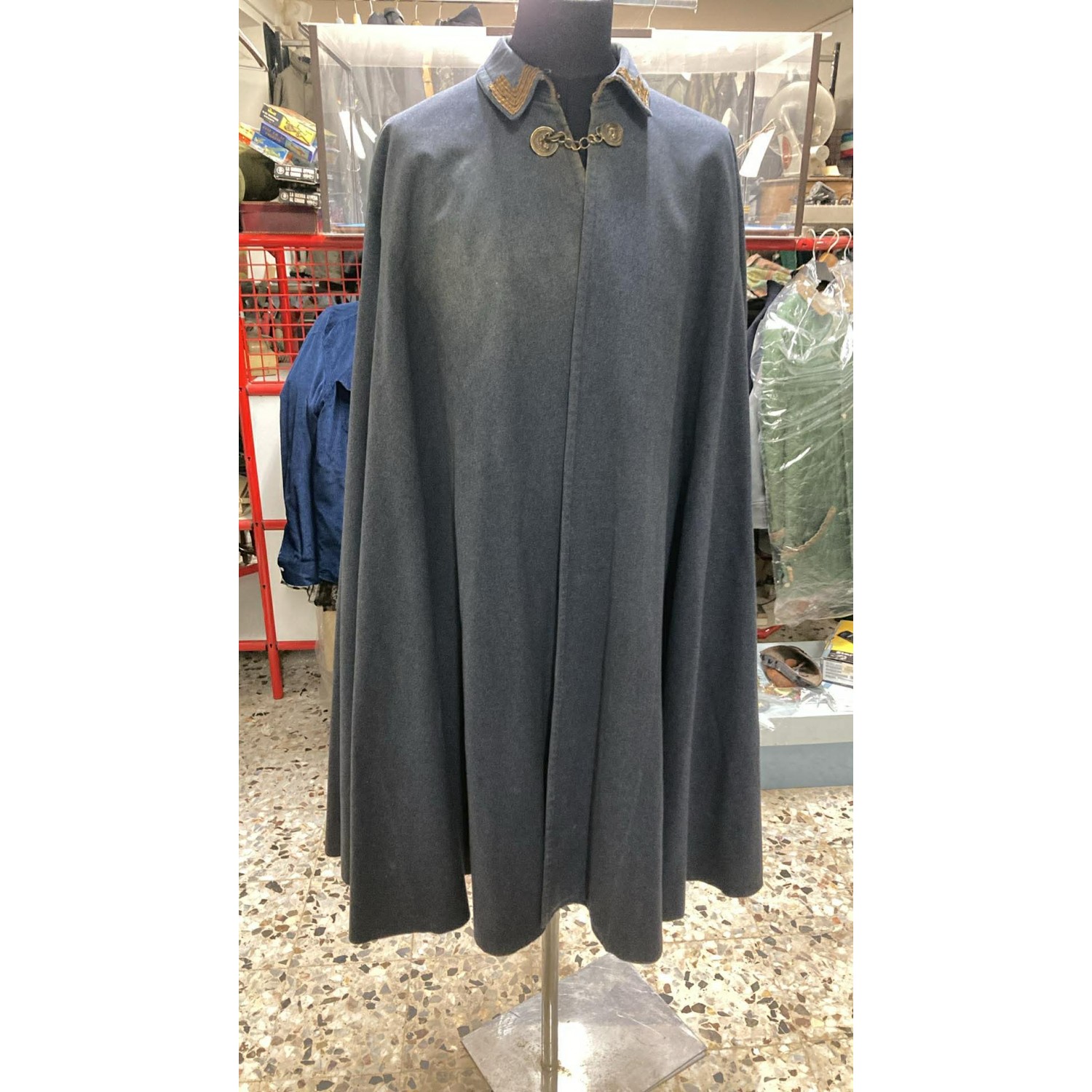 Selten
Hellblaugrauer Chief Marshal's Cape, dreireihig, für die Royal Air Force