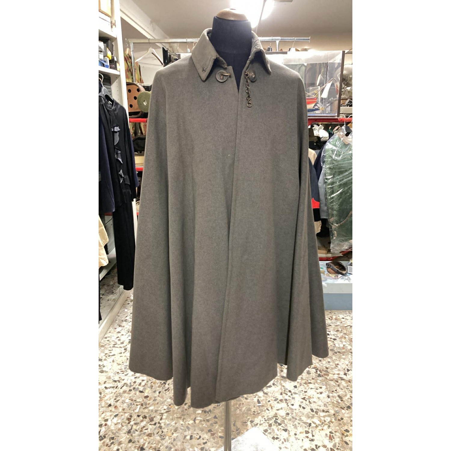 Officer's grey-green cape (not cavalry blue), very good general condition, light signs of use.