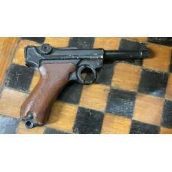Luger P08-Nachbildung aus Metallguss, ideal für Reenactment-Fans oder als einfacher Briefbeschwerer.