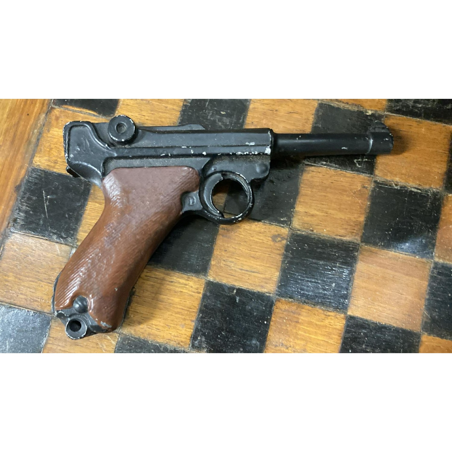 Die-cast metal Luger P08 simulacrum, excellent for reenactors or as a simple paperweight