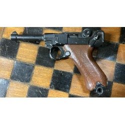 Die-cast metal Luger P08 simulacrum, excellent for reenactors or as a simple paperweight