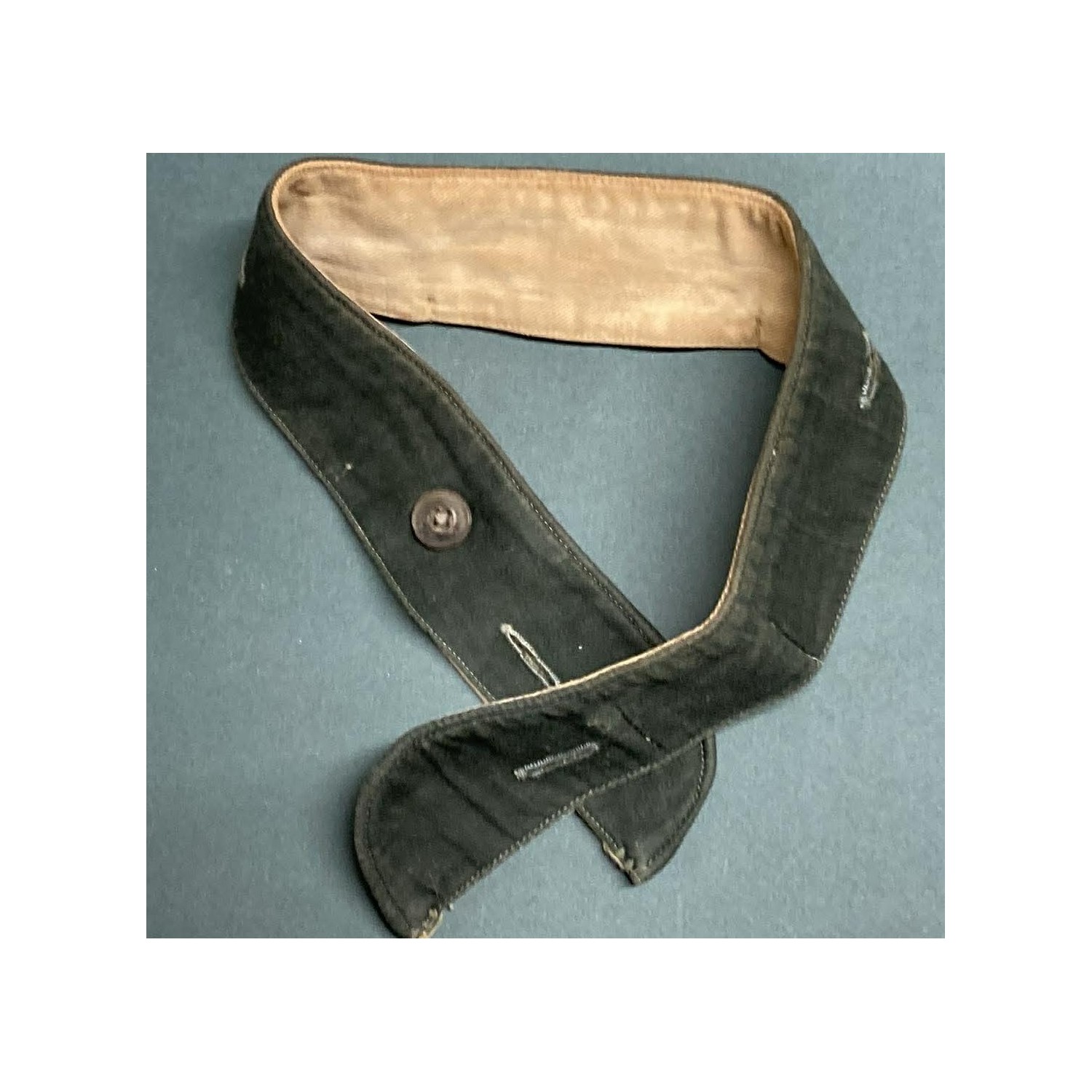 Kragenschutz für eine Uniform der deutschen Wehrmacht des Dritten Reiches, mit Blutspuren