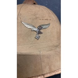 Tropenhelm der Luftwaffe mit der Aufschrift F.ST.L. und der Jahreszahl 1943