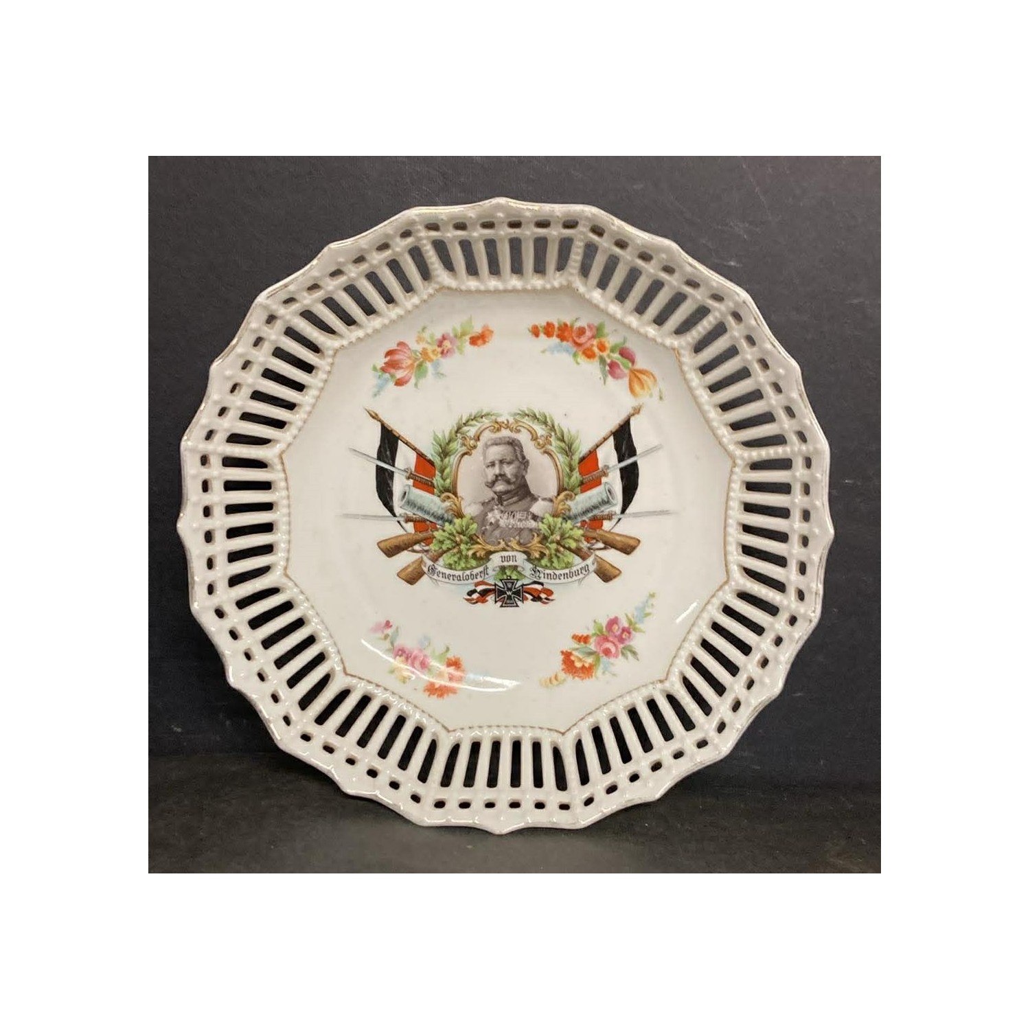 Decorative ceramic plate Germany 1914/1918, with effigy of General Hindenburg