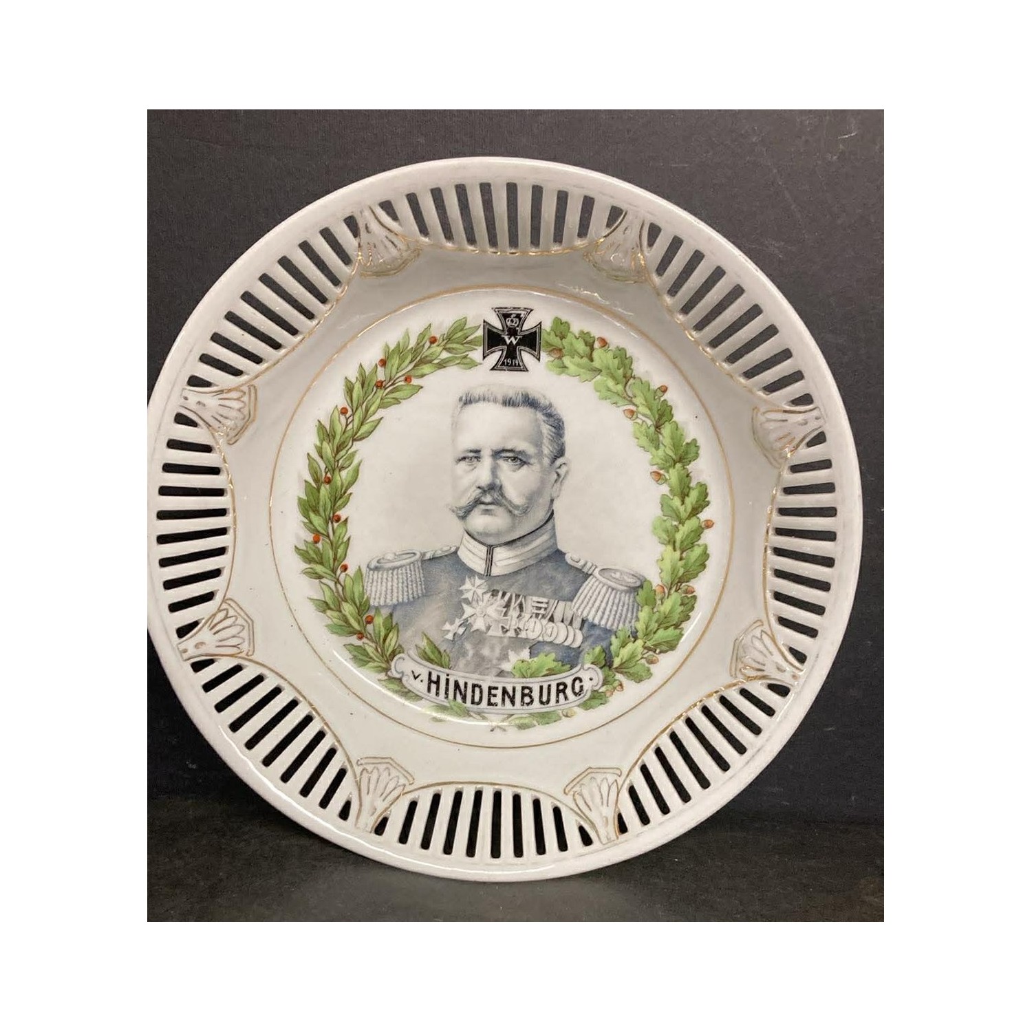 Piatto decorativo in ceramica Germania 1914/1918 , con effigie del Generale  Hindenburg