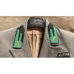 Eine M40-Jacke, die für die 5. Schwarze Gebirgsbrigade „E. Quagliata“ zu einer M44 umgebaut wurde