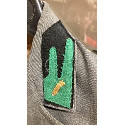 Eine M40-Jacke, die für die 5. Schwarze Gebirgsbrigade „E. Quagliata“ zu einer M44 umgebaut wurde